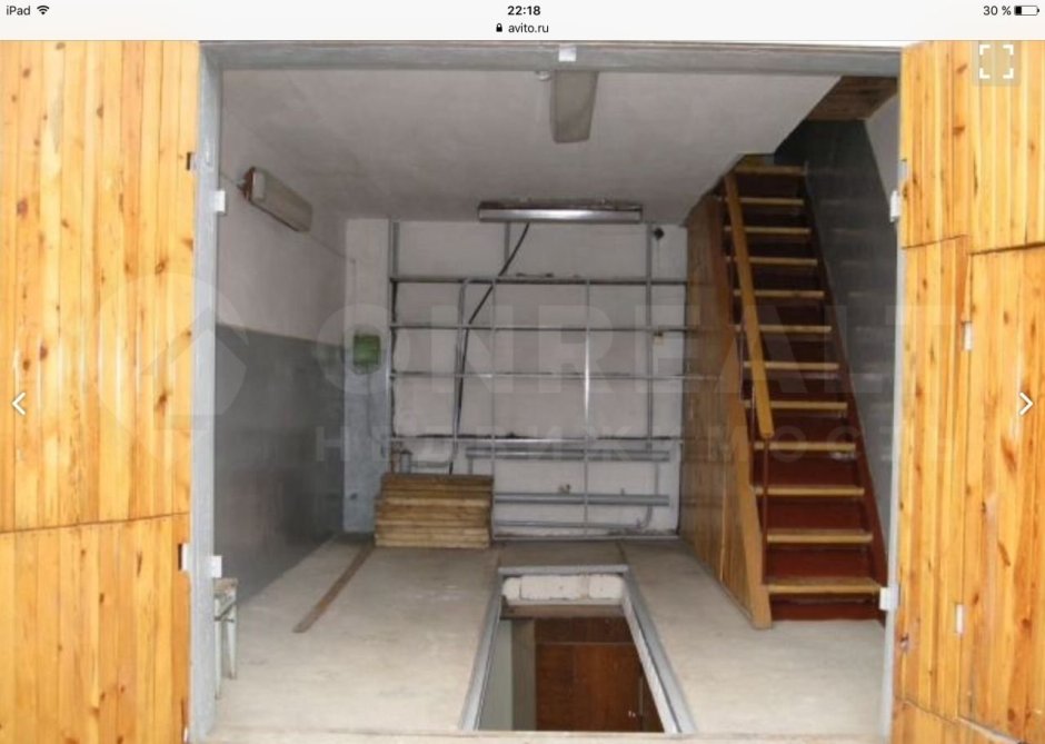Деревянная лестница в подвал