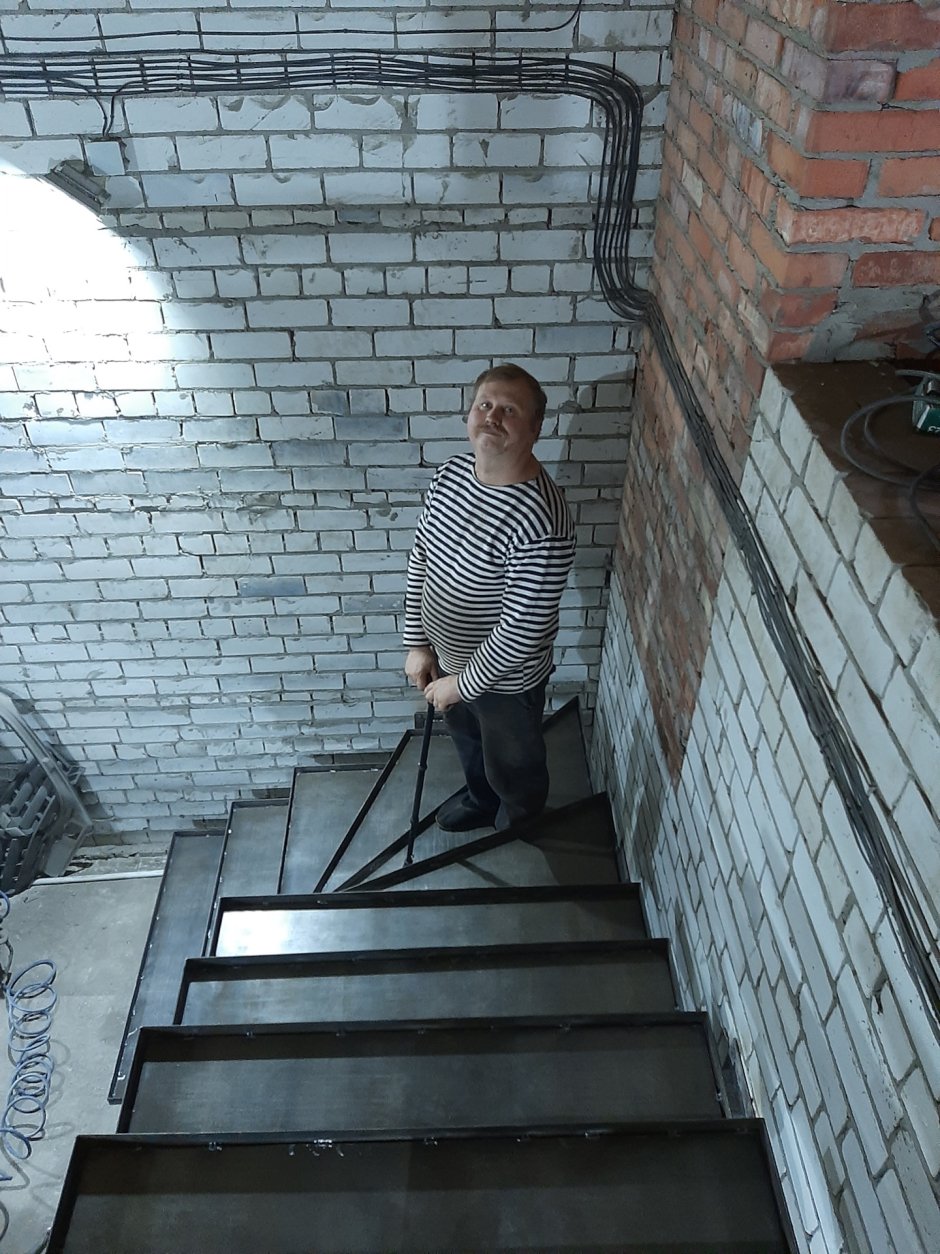 Деревянная лестница времянка на 2 этаж в частном доме