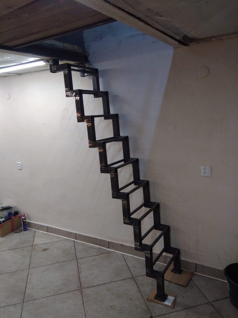 Лестница в подвал из металла