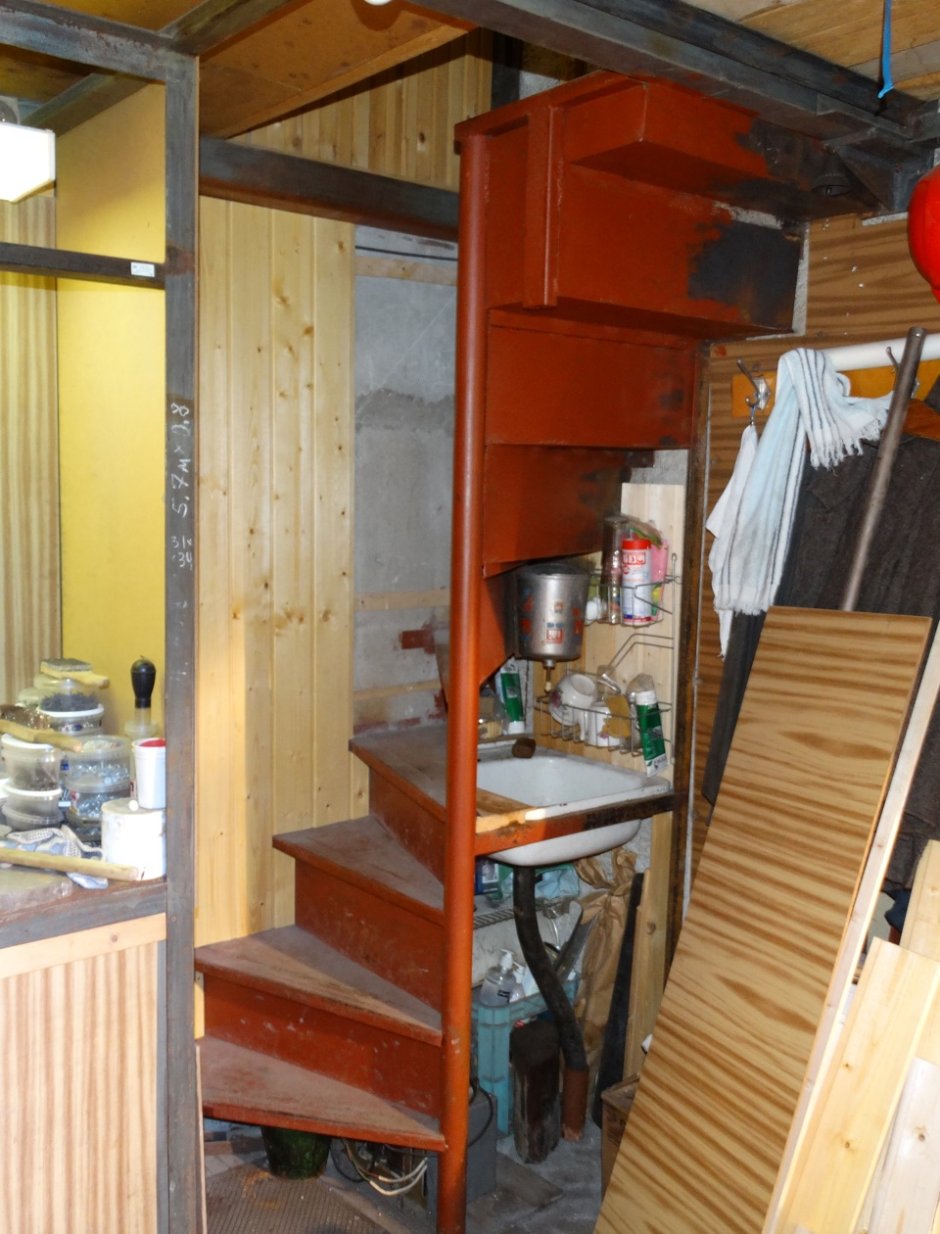 Винтовая лестница в гараже