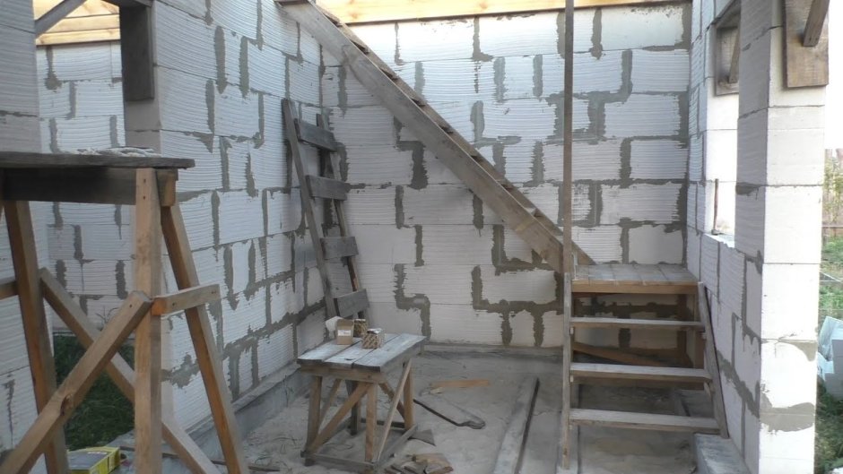 Черновая деревянная лестница