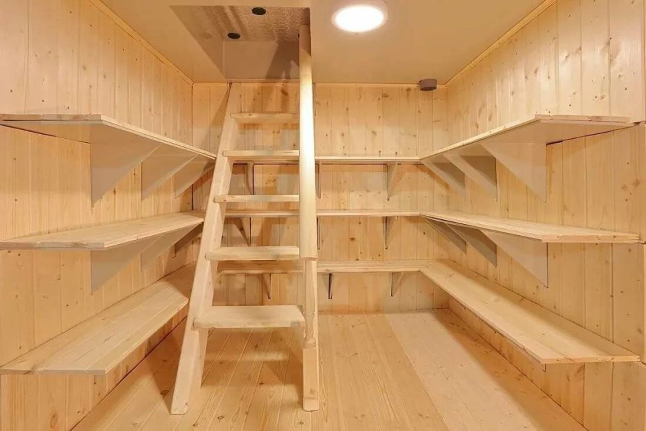 Деревянная лестница в подвал