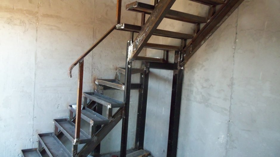 Лестница в погреб металлическая