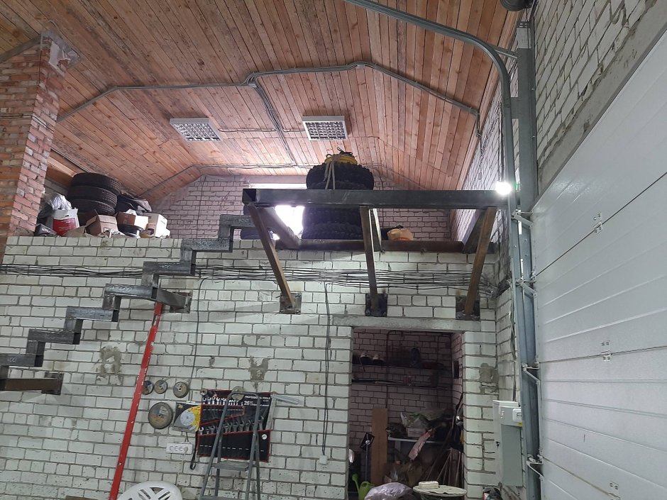 Деревянная лестница в подвал гаража