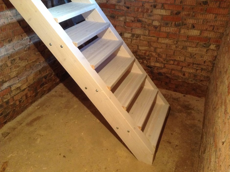 Монтаж деревянной лестницы на второй этаж