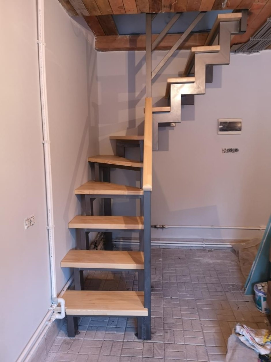 Металлическая лестница из уголка