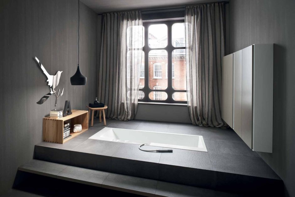 Ванная на подиуме в интерьере