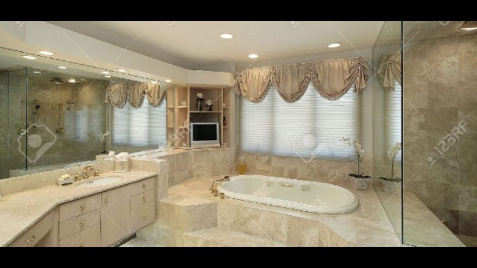 Ванная комната с окном в частном доме