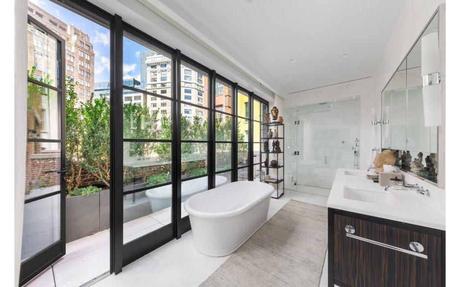 Ванная комната с панорамным остеклением