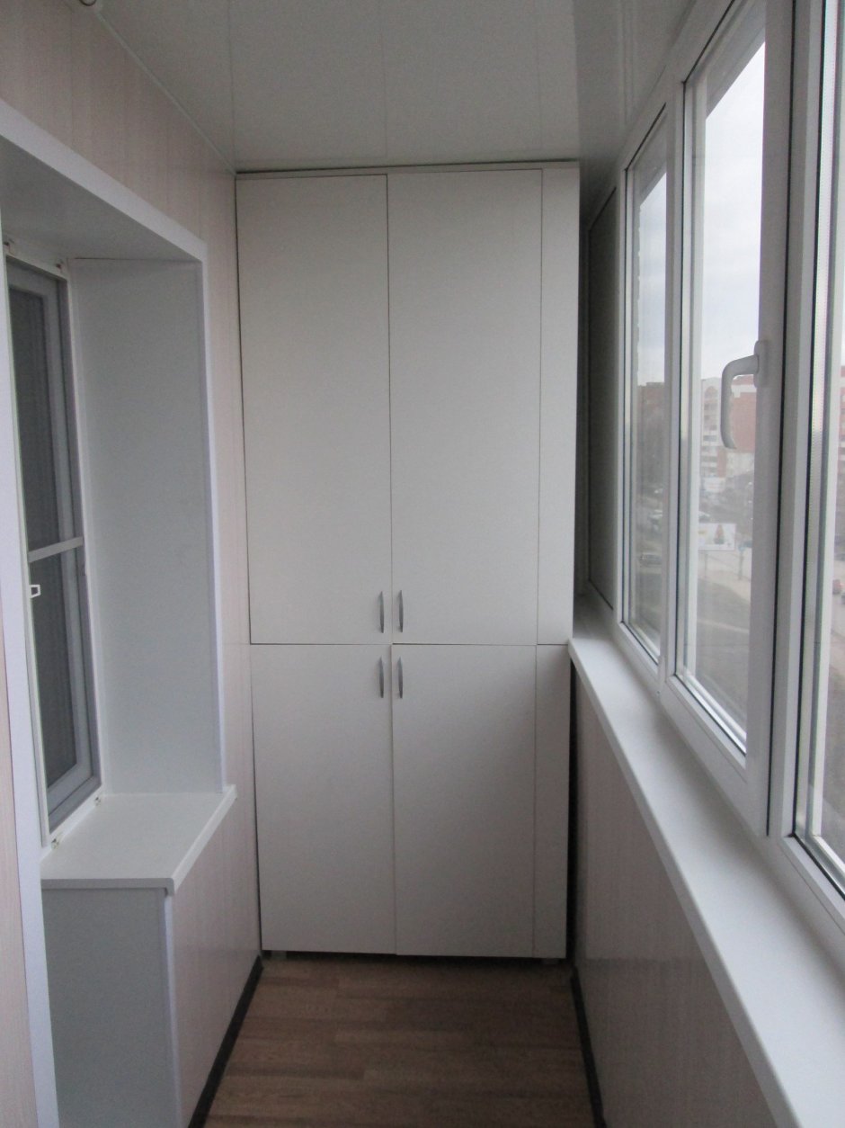 Пластиковый шкаф на балкон