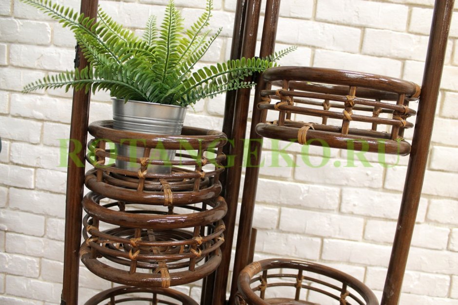 Подставка для цветов из ротанга в интерьере