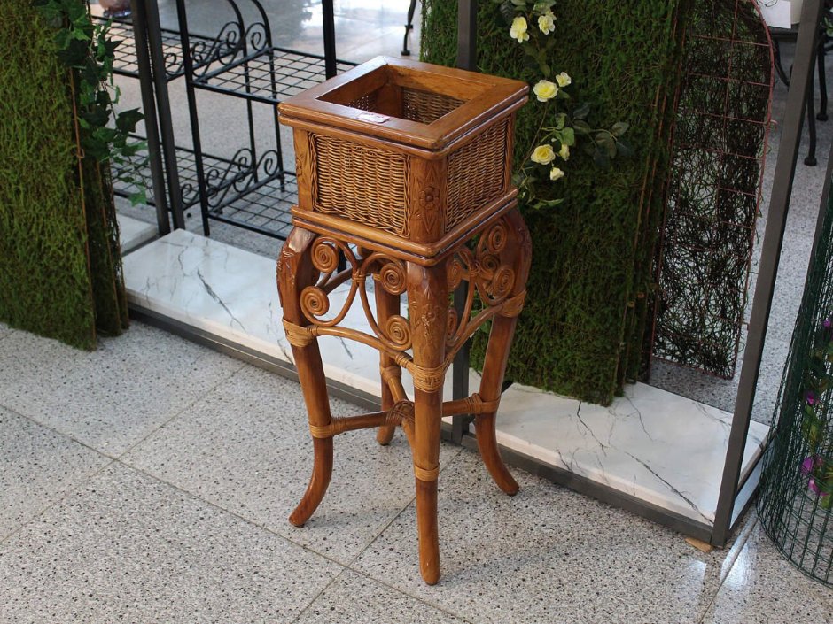 Плетеная подставка для цветов