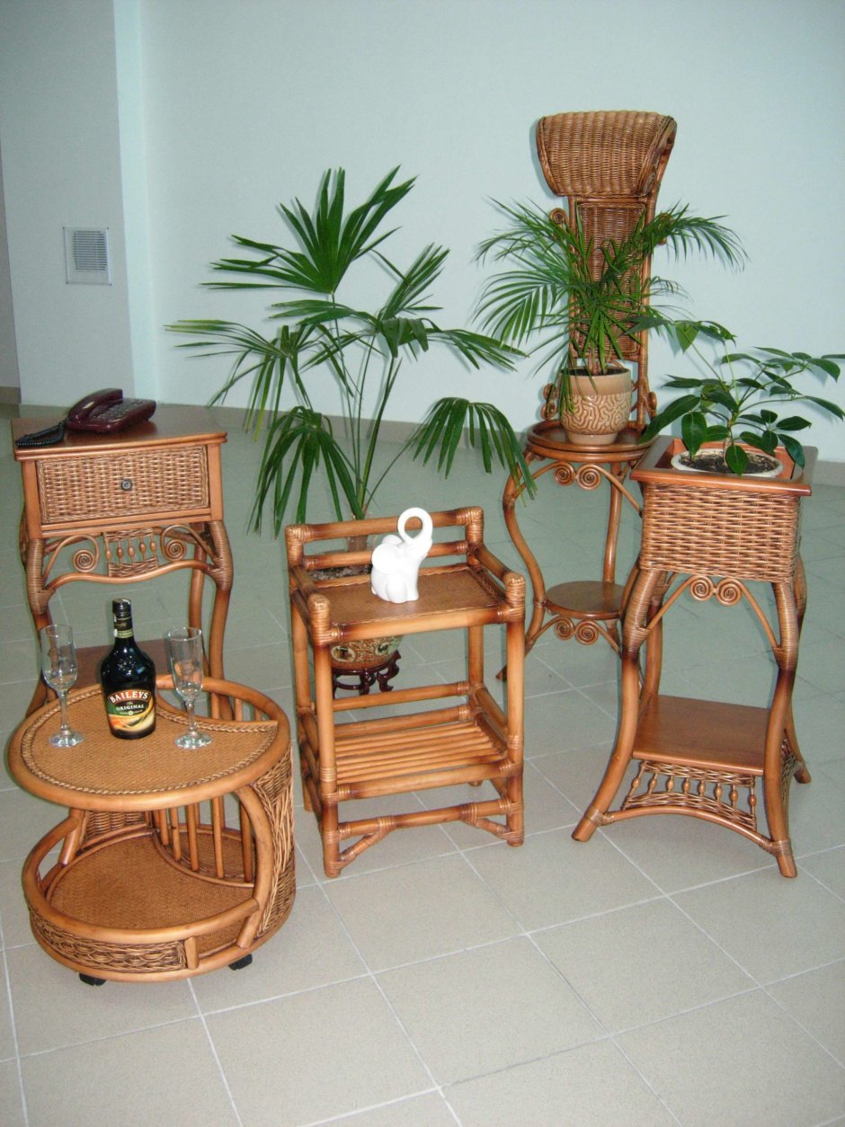 Плетеная подставка для цветов