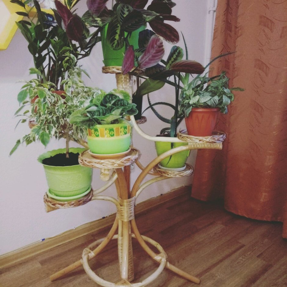 Ажурная подставка под цветы