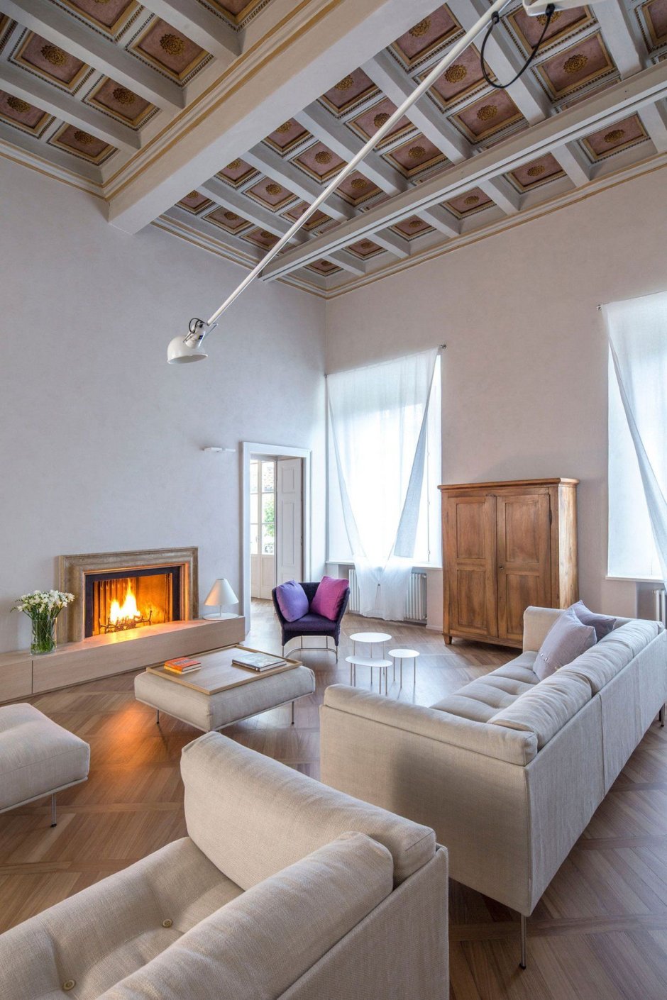 Интерьер с высокими потолками