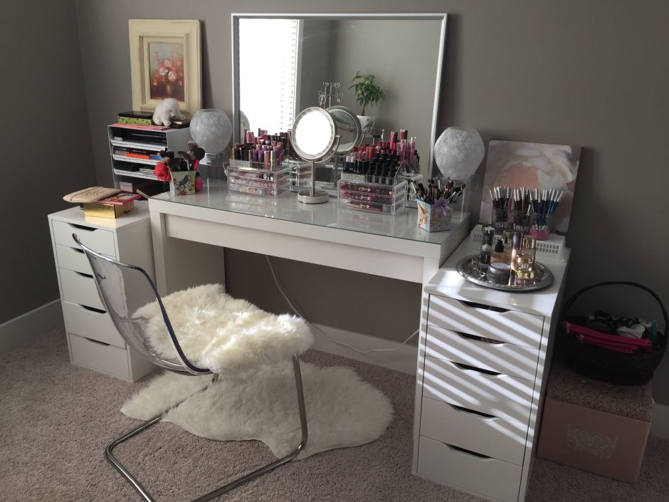 Столик для косметики на комнату