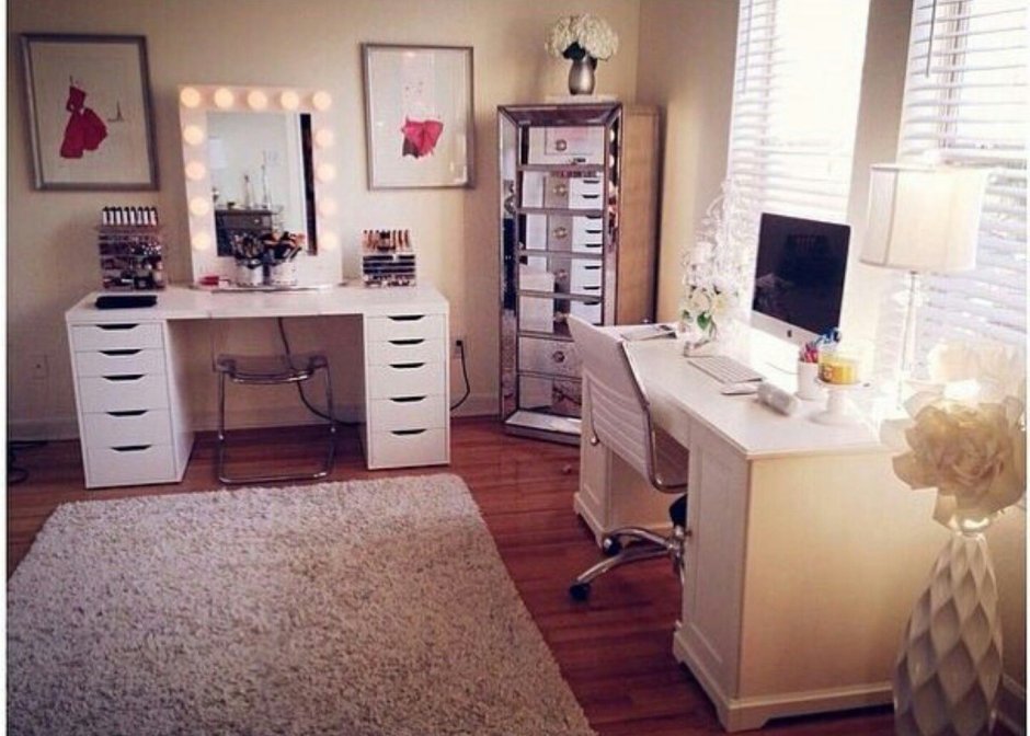 Комната подростка девочки с туалетным столиком