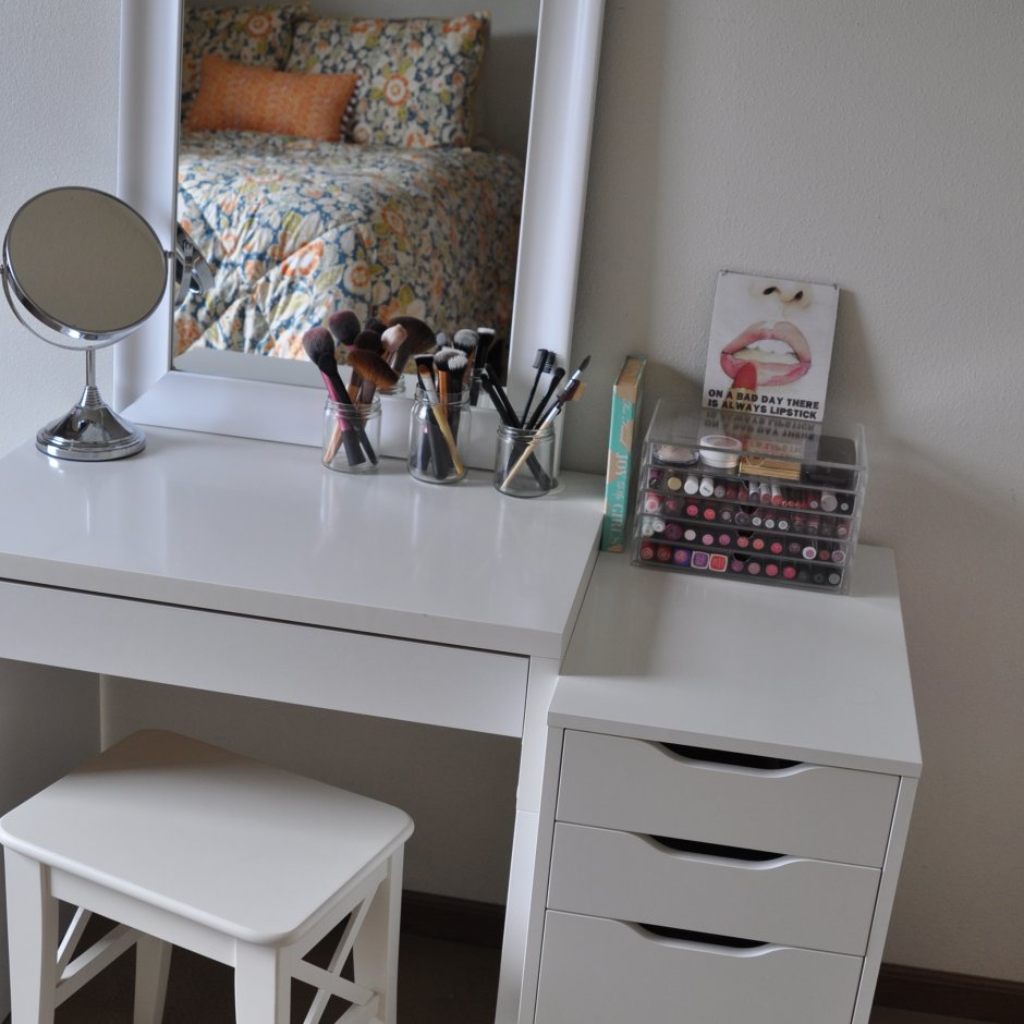 Письменный стол совмещенный с туалетным столиком