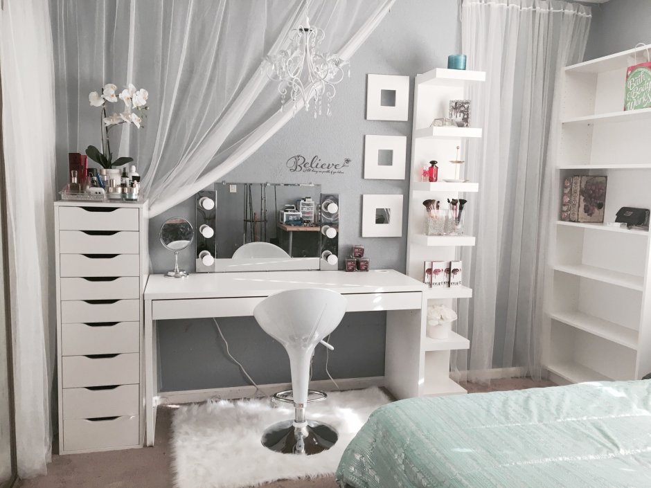 Комната для девочки с туалетным столиком