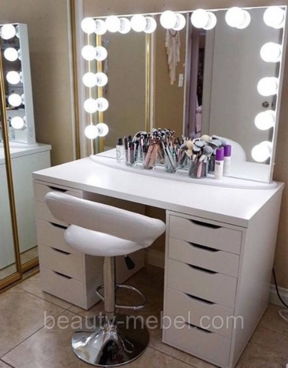 Стол с лампами для макияжа