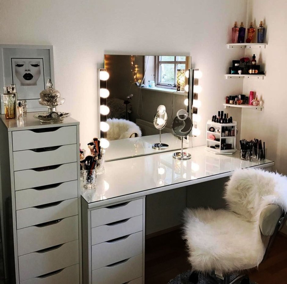 Стол для косметики