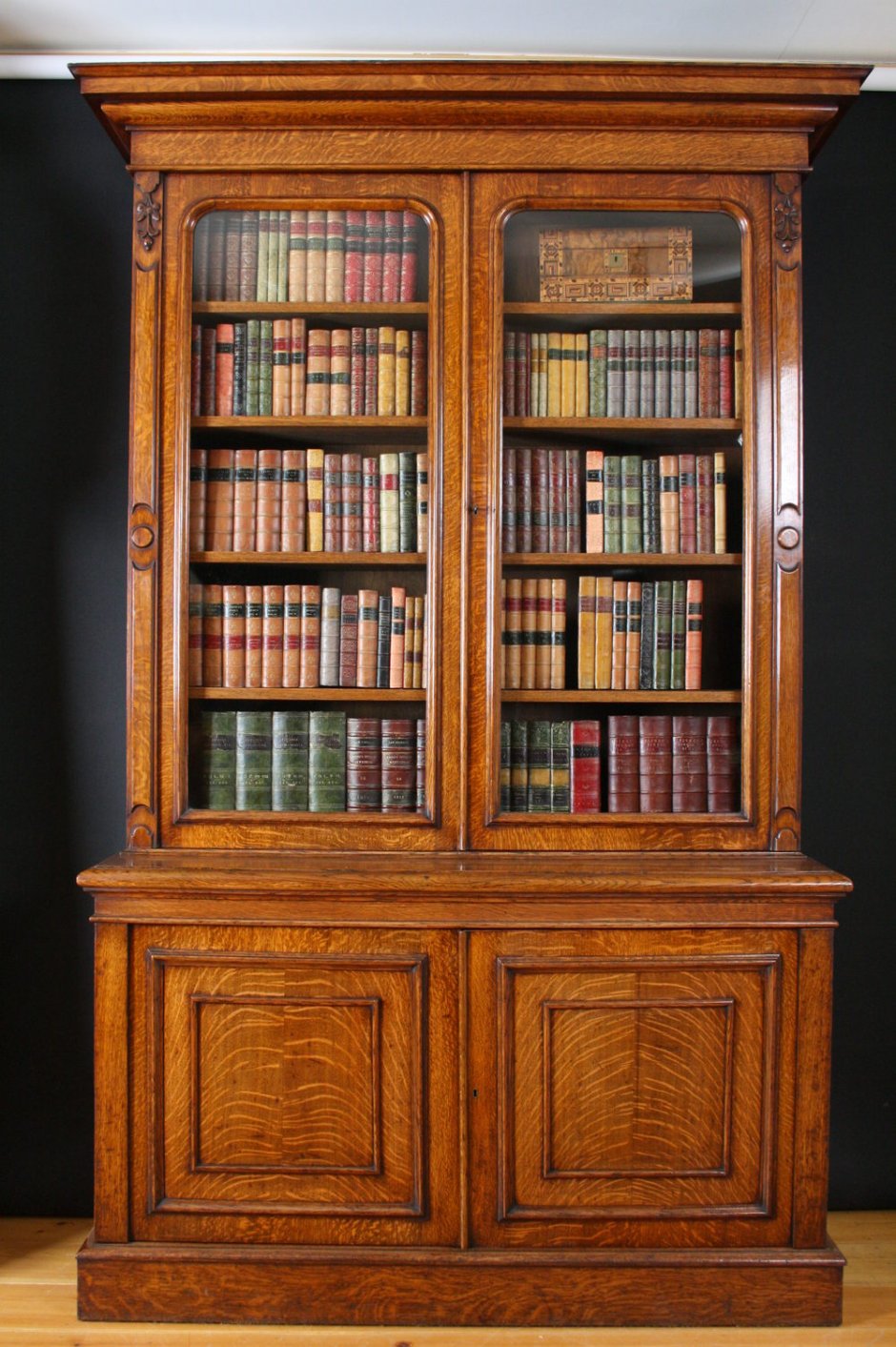 Викторианский книжный шкаф