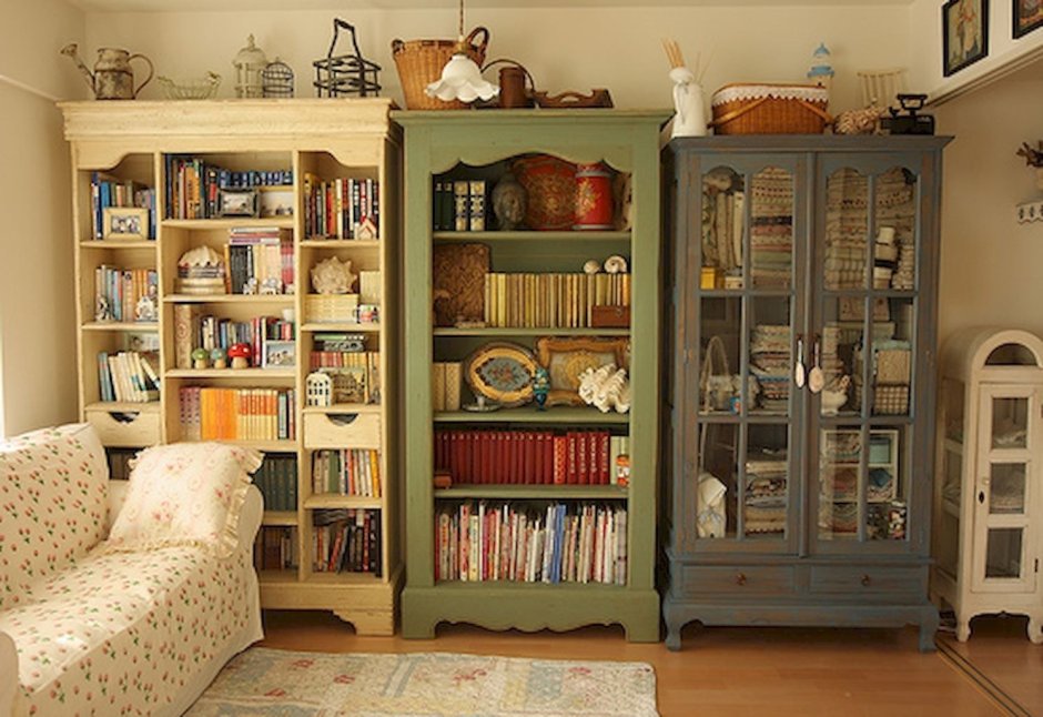 Книжный шкаф в ретро стиле