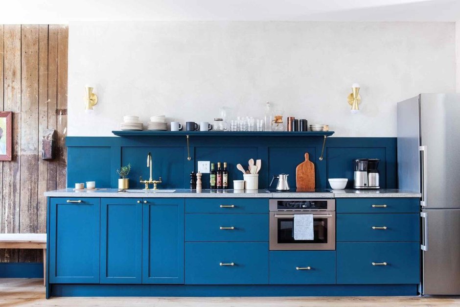 Кухня, окрашенная в синий цвет