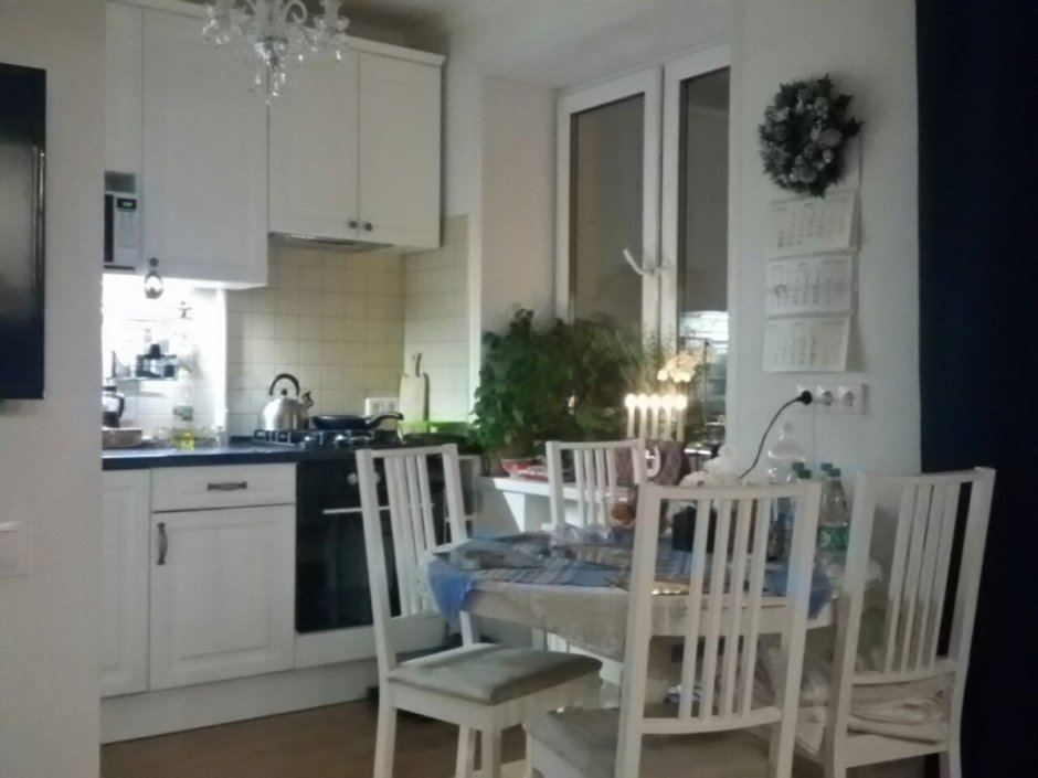 Белая кухня с желтыми шторами