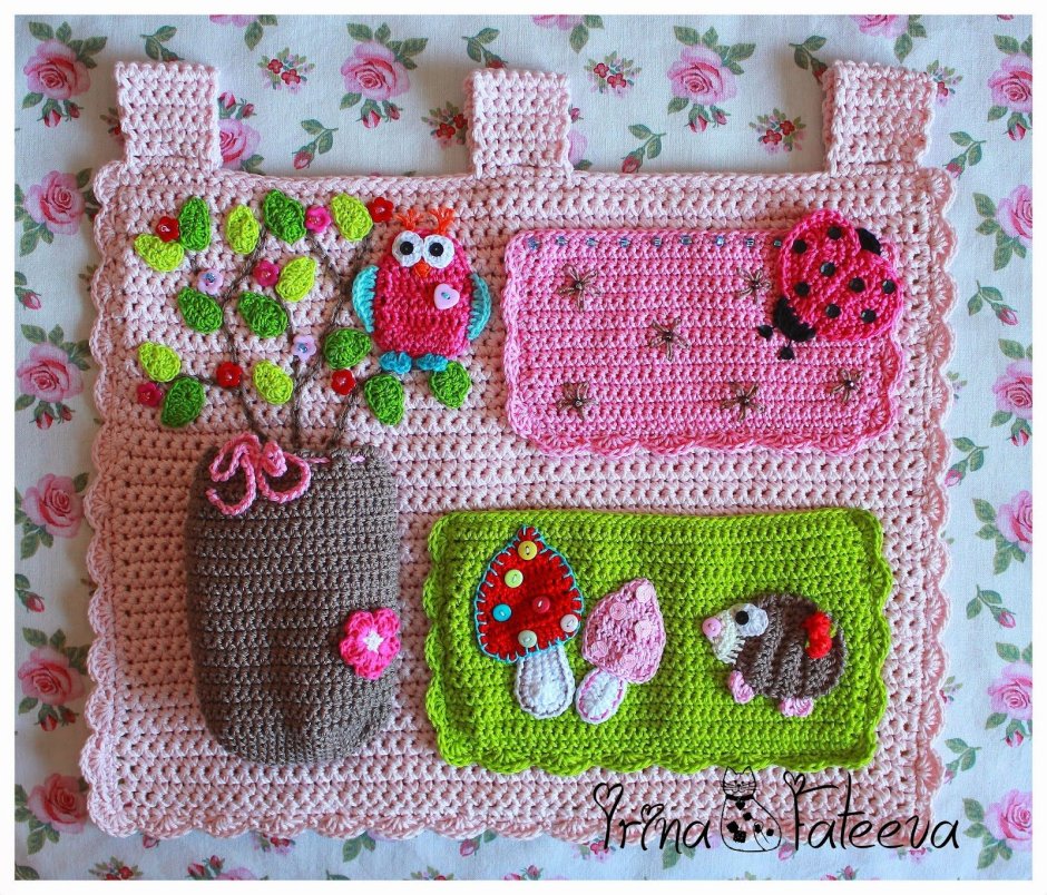 Вязаный органайзер на детскую кроватку