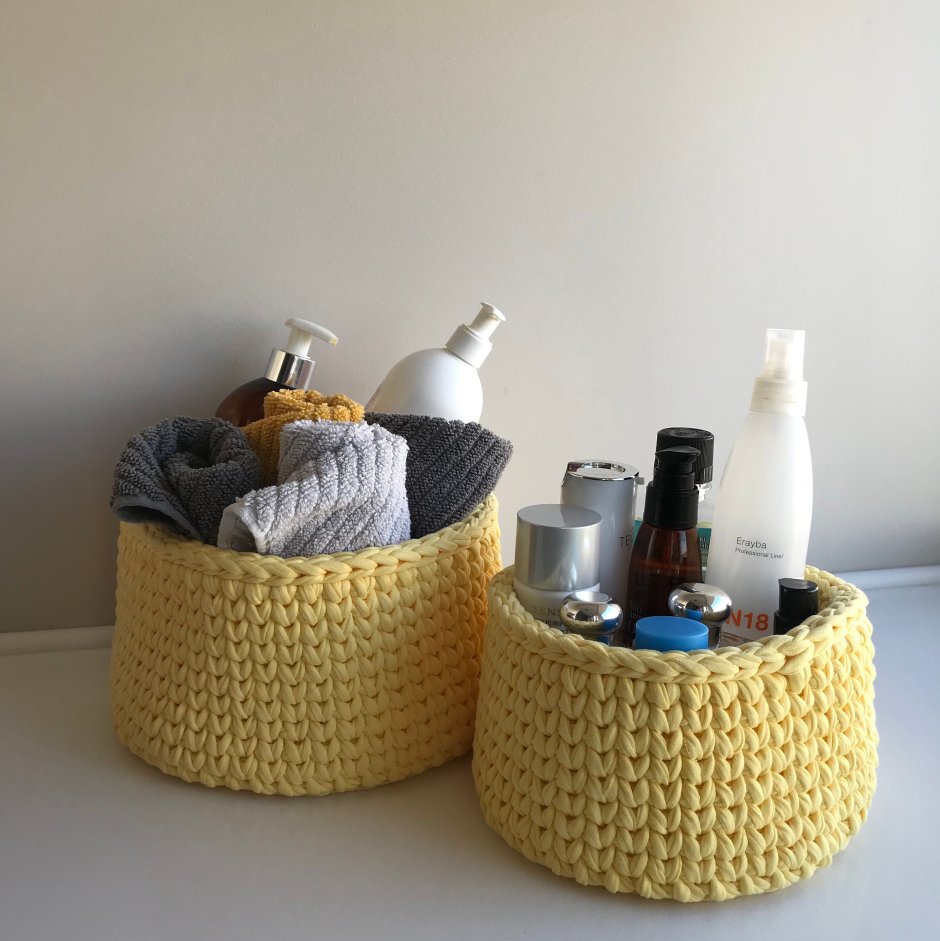 Вязаные корзины в ванной