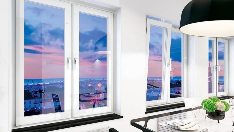 Девушка возле окна