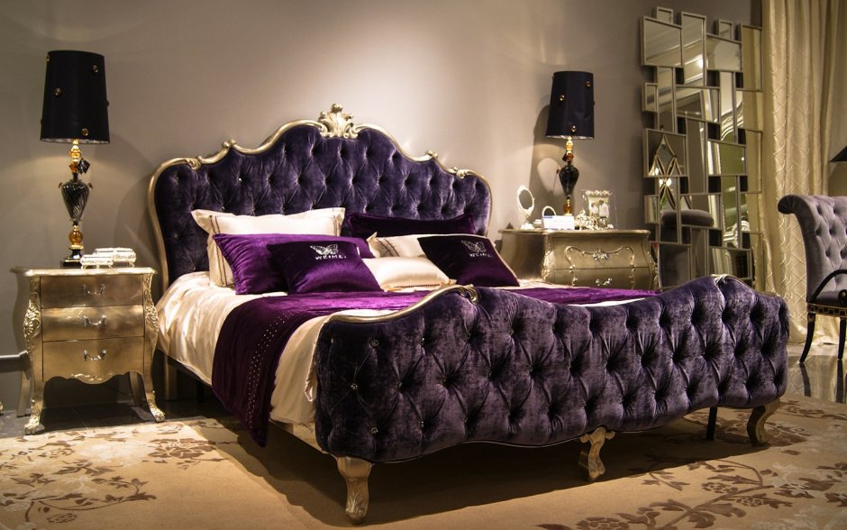 Кровать с бархатным изголовьем