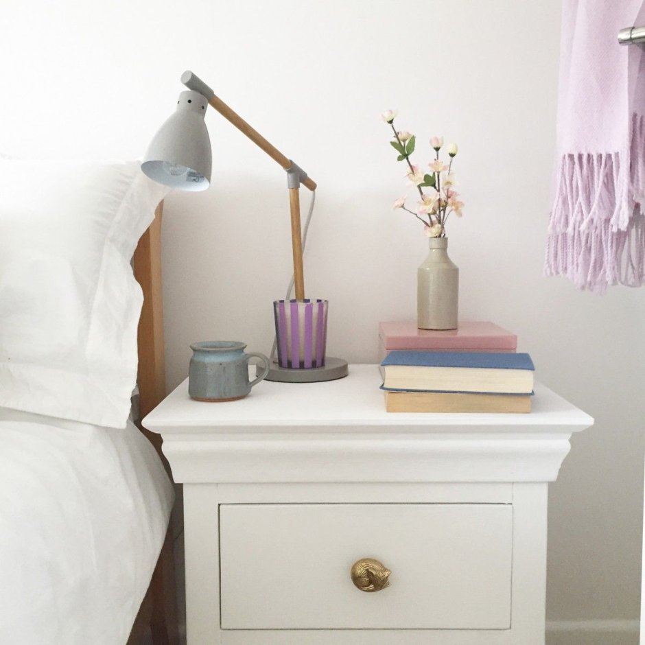 Декор на прикроватной тумбе