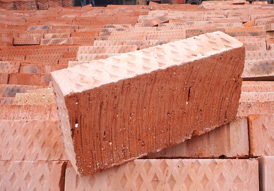 Стена из керамического кирпича