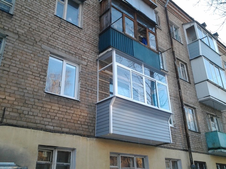 Панорамное остекление балкона с выносом