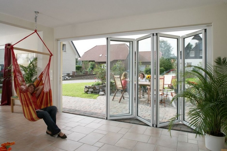 Стеклянная дверь гармошка на террасу