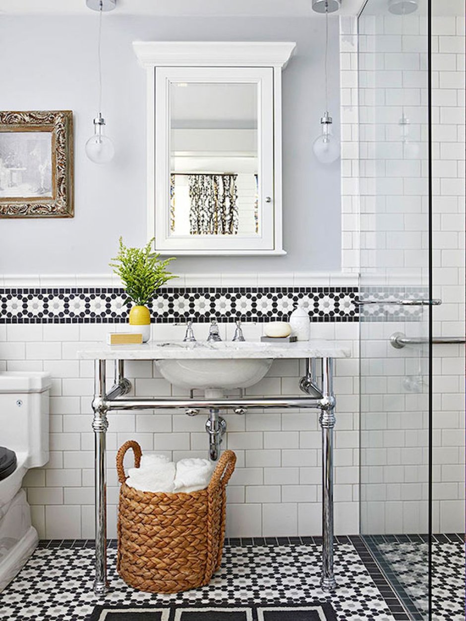 Белая плитка и мозаика в ванной комнате
