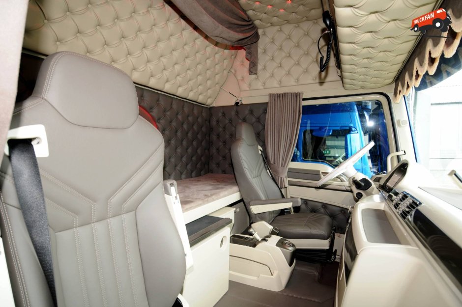 Ман f2000 обшитый салон