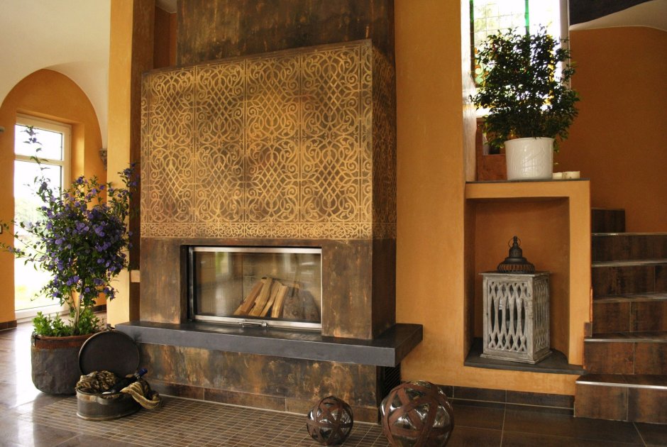 Камин отделанный майоликой Grespania