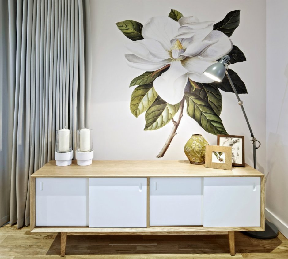 Цветы на комоде в интерьере