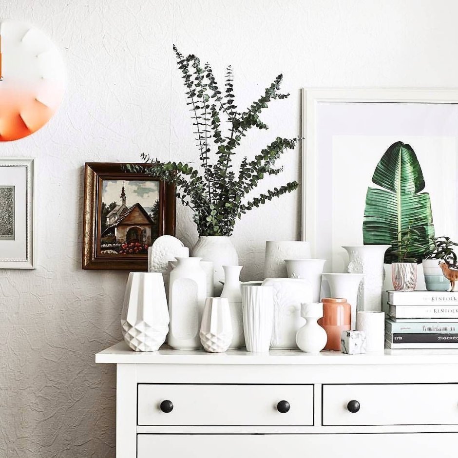 Цветы на комоде в интерьере