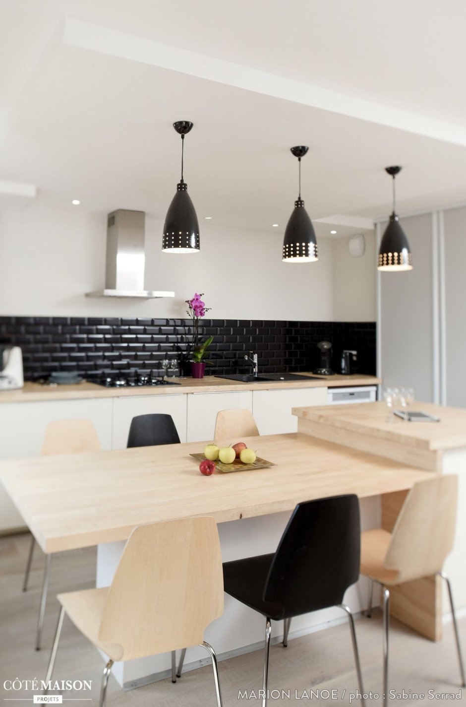 Угловая кухня с раковиной у окна