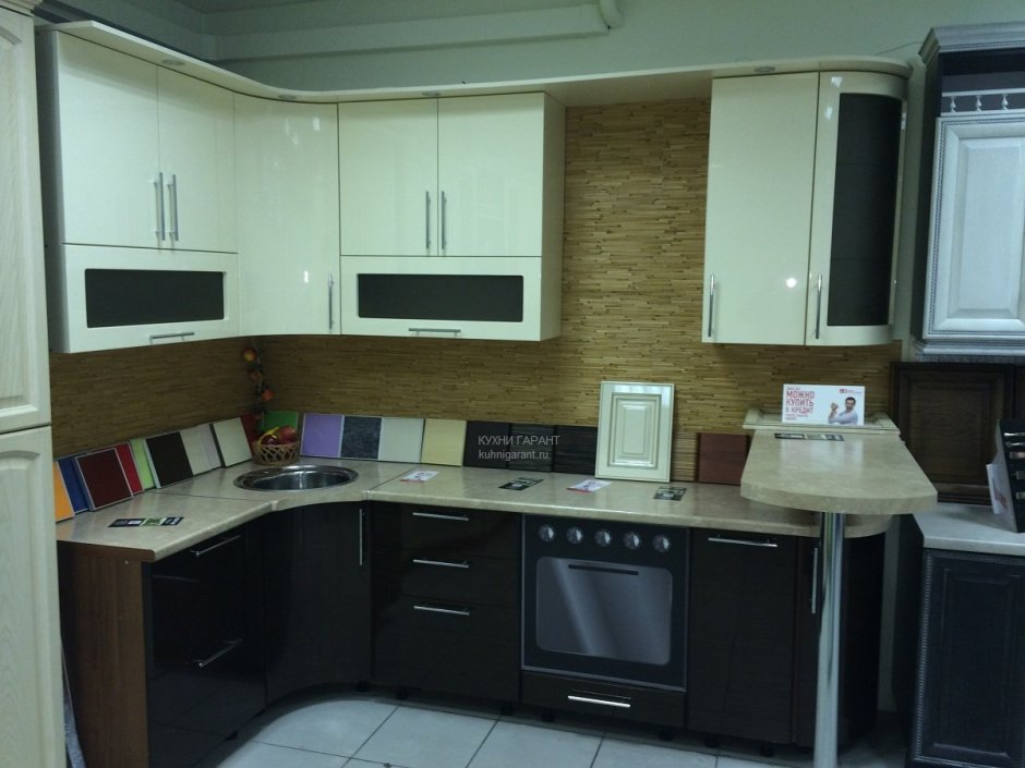 Кухня со скошенным углом