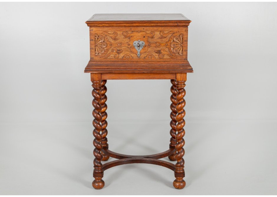 Старинная тумба