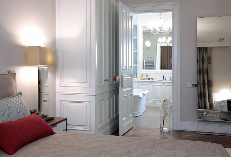 Дверь в ванную из спальни