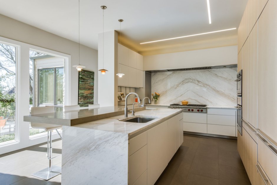 Плитка под мрамор на кухне