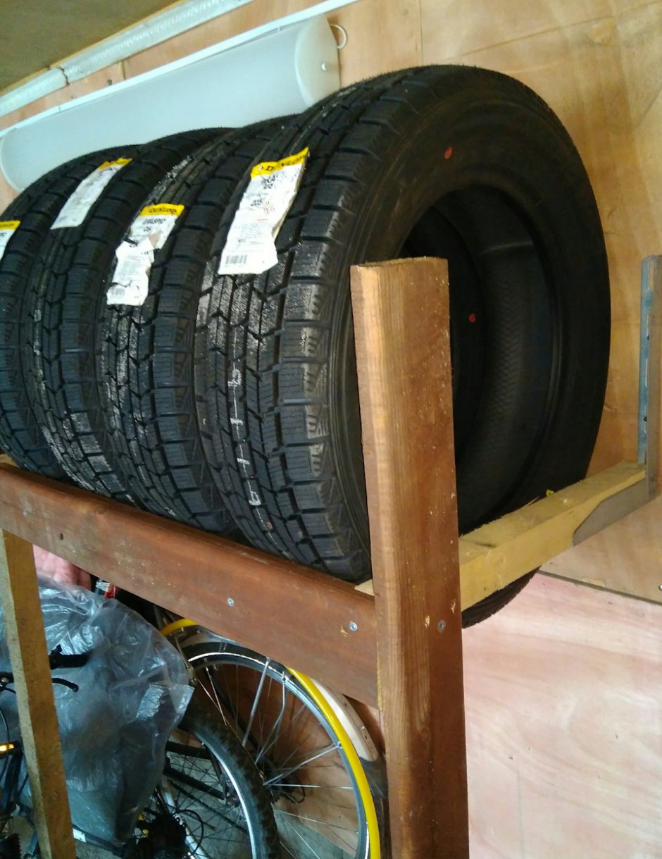 Полка для колес в гараже