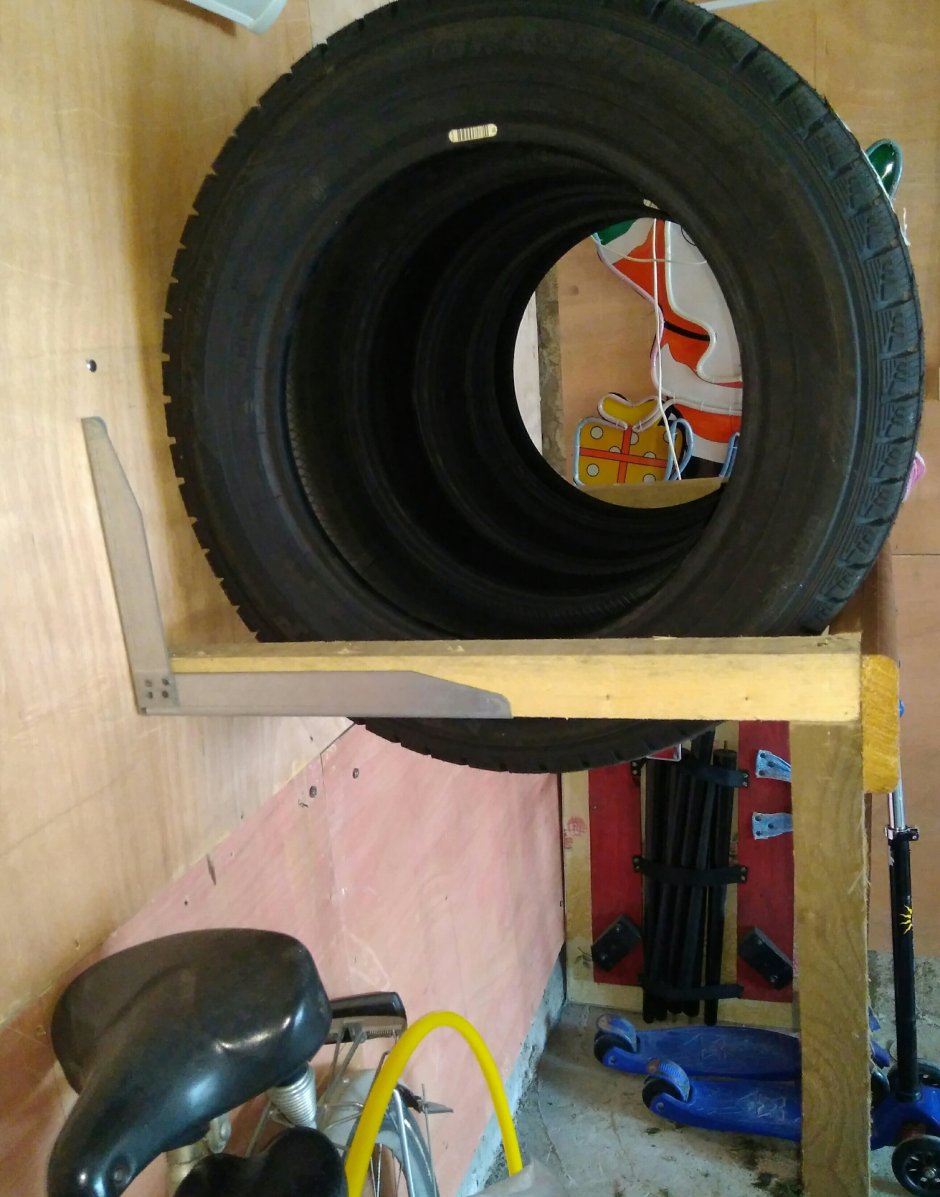 Полка для колес в гараже