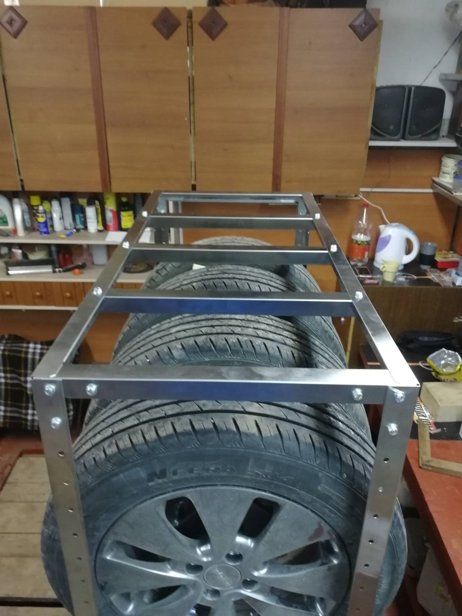 Полки и стеллажи в гараже